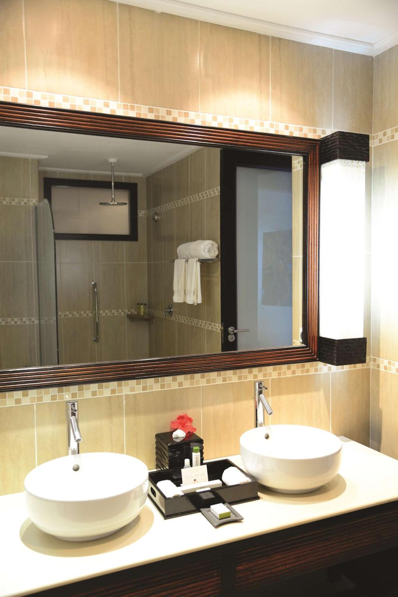 Doubletree By Hilton Seychelles Allamanda Resort & Spa Takamaka Ngoại thất bức ảnh
