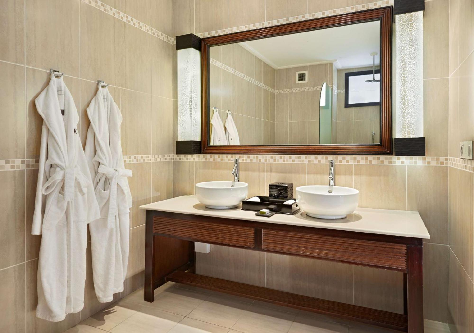 Doubletree By Hilton Seychelles Allamanda Resort & Spa Takamaka Ngoại thất bức ảnh