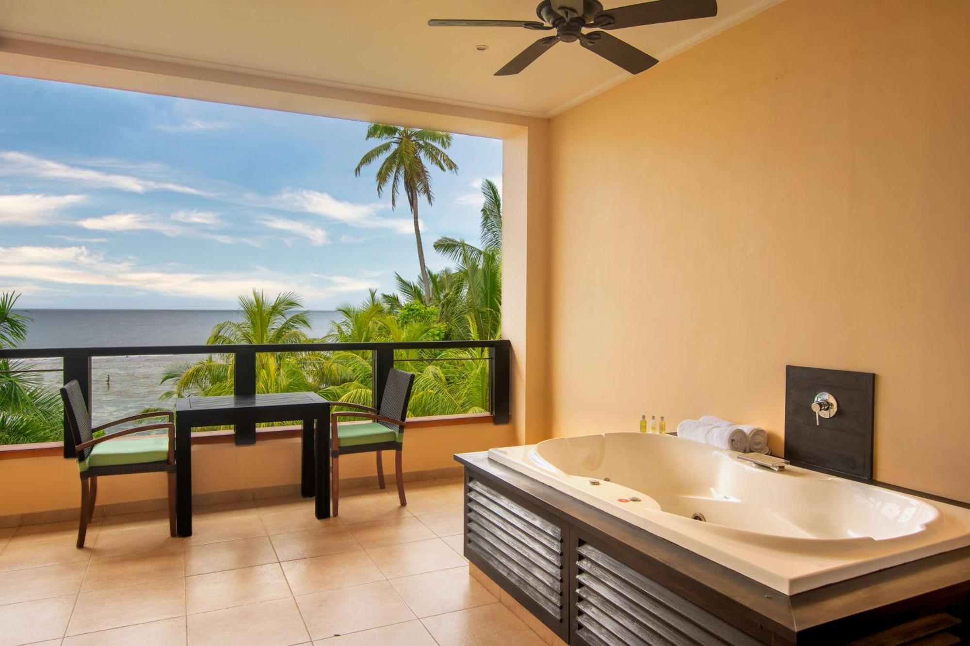 Doubletree By Hilton Seychelles Allamanda Resort & Spa Takamaka Ngoại thất bức ảnh
