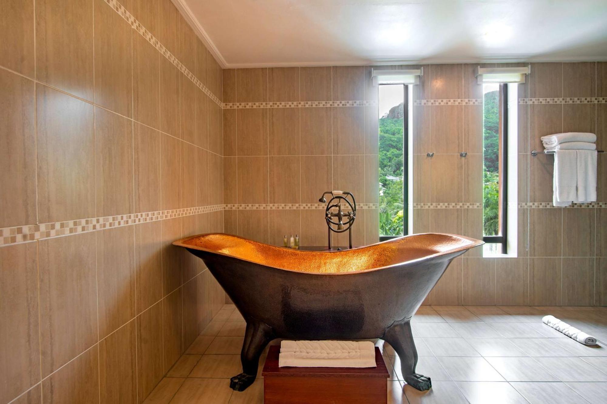 Doubletree By Hilton Seychelles Allamanda Resort & Spa Takamaka Ngoại thất bức ảnh