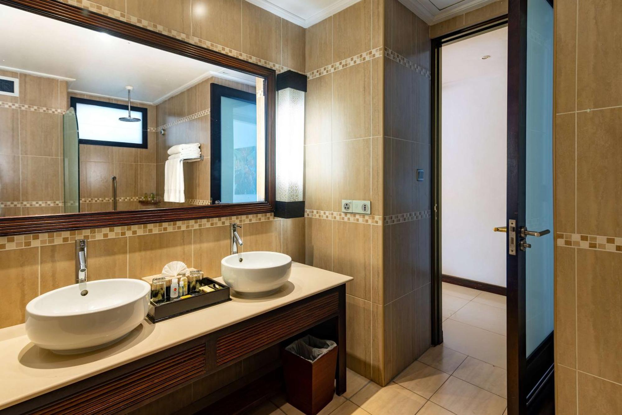 Doubletree By Hilton Seychelles Allamanda Resort & Spa Takamaka Ngoại thất bức ảnh