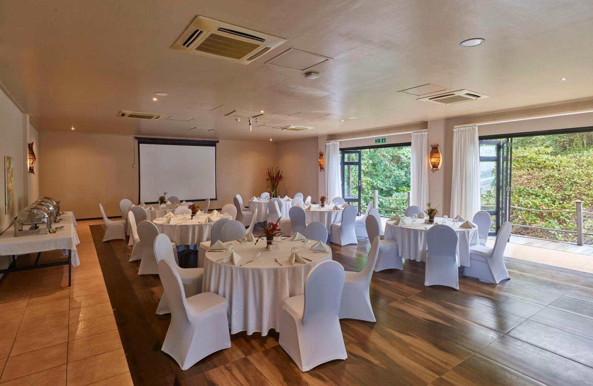 Doubletree By Hilton Seychelles Allamanda Resort & Spa Takamaka Ngoại thất bức ảnh