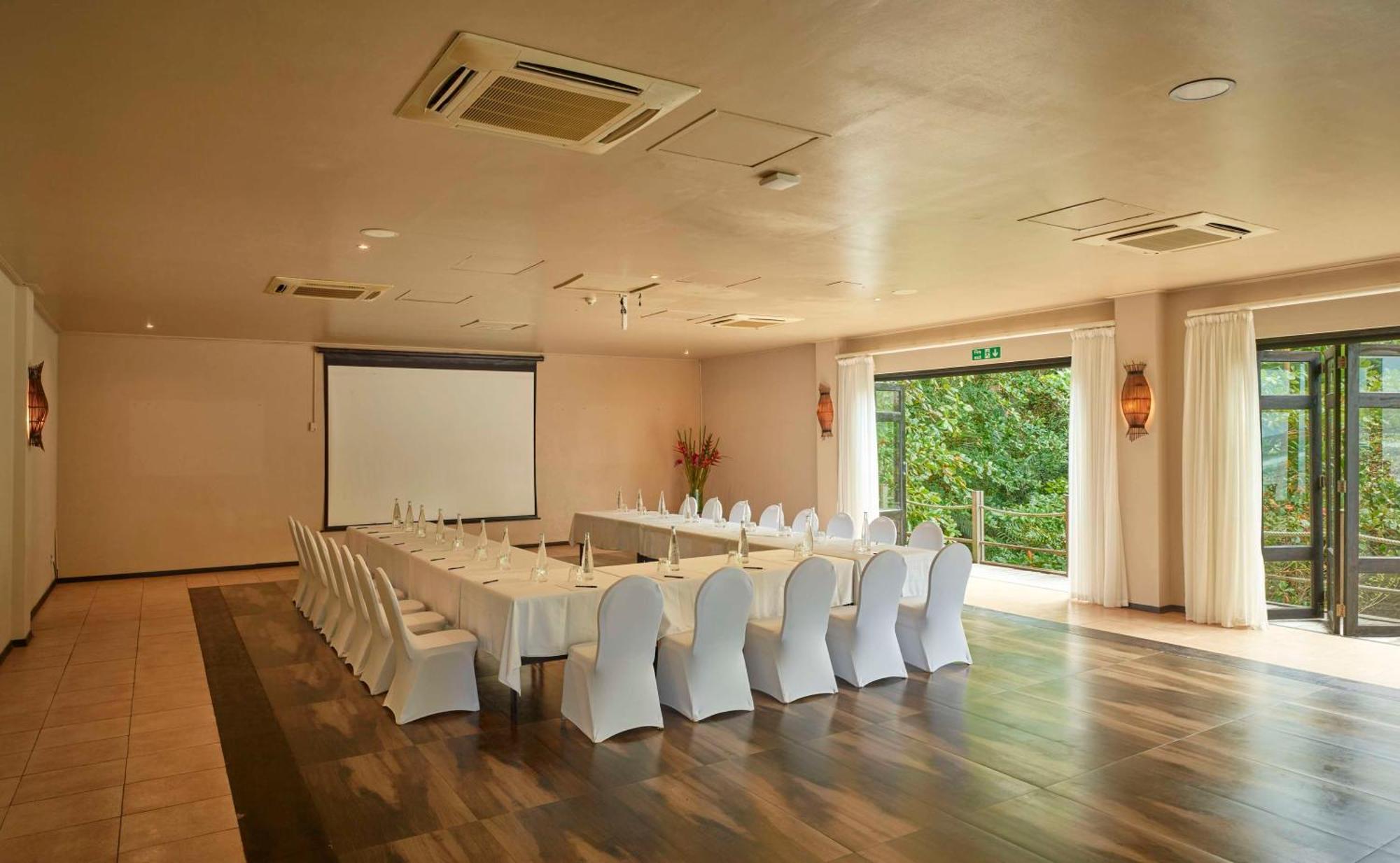 Doubletree By Hilton Seychelles Allamanda Resort & Spa Takamaka Ngoại thất bức ảnh