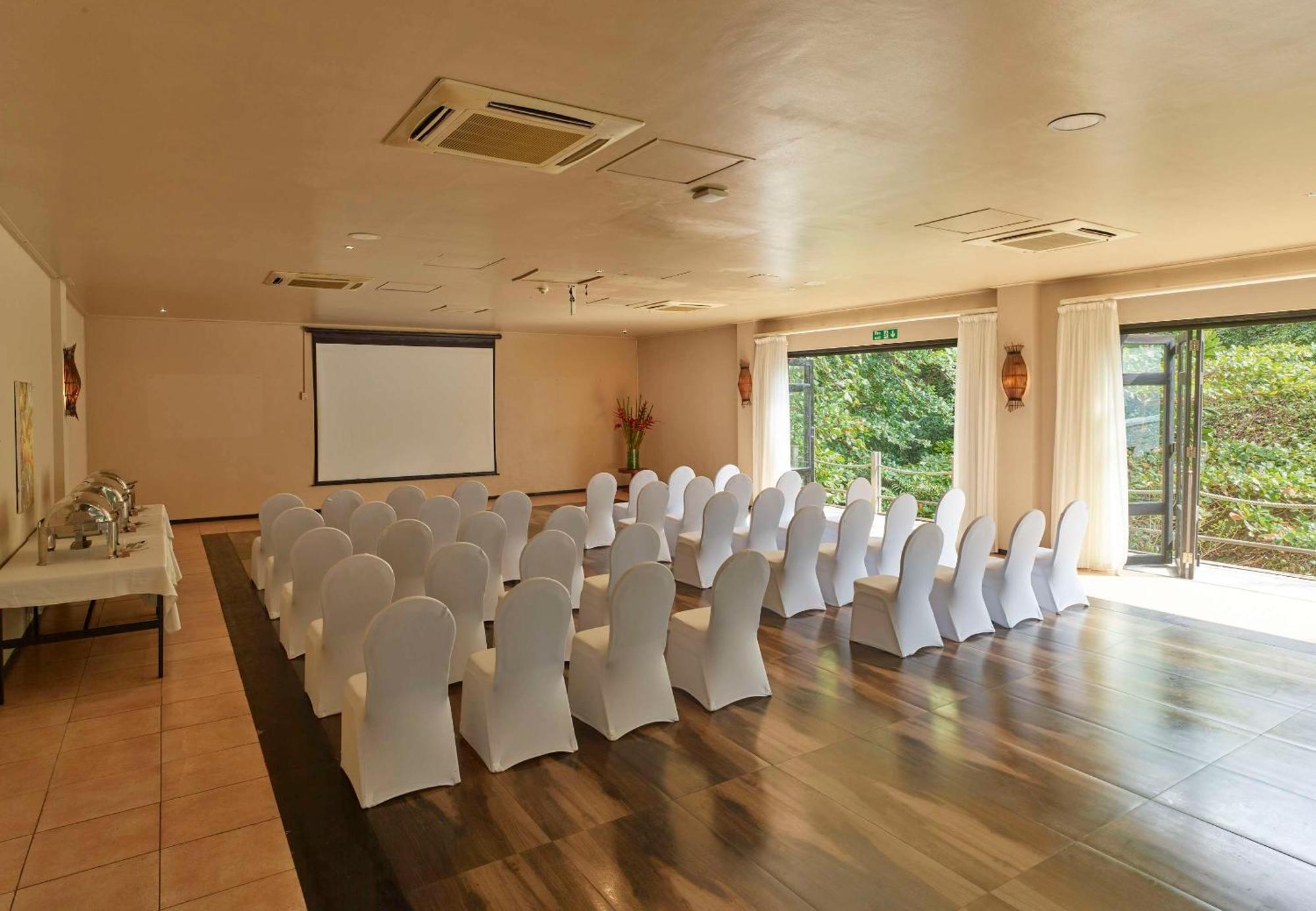 Doubletree By Hilton Seychelles Allamanda Resort & Spa Takamaka Ngoại thất bức ảnh